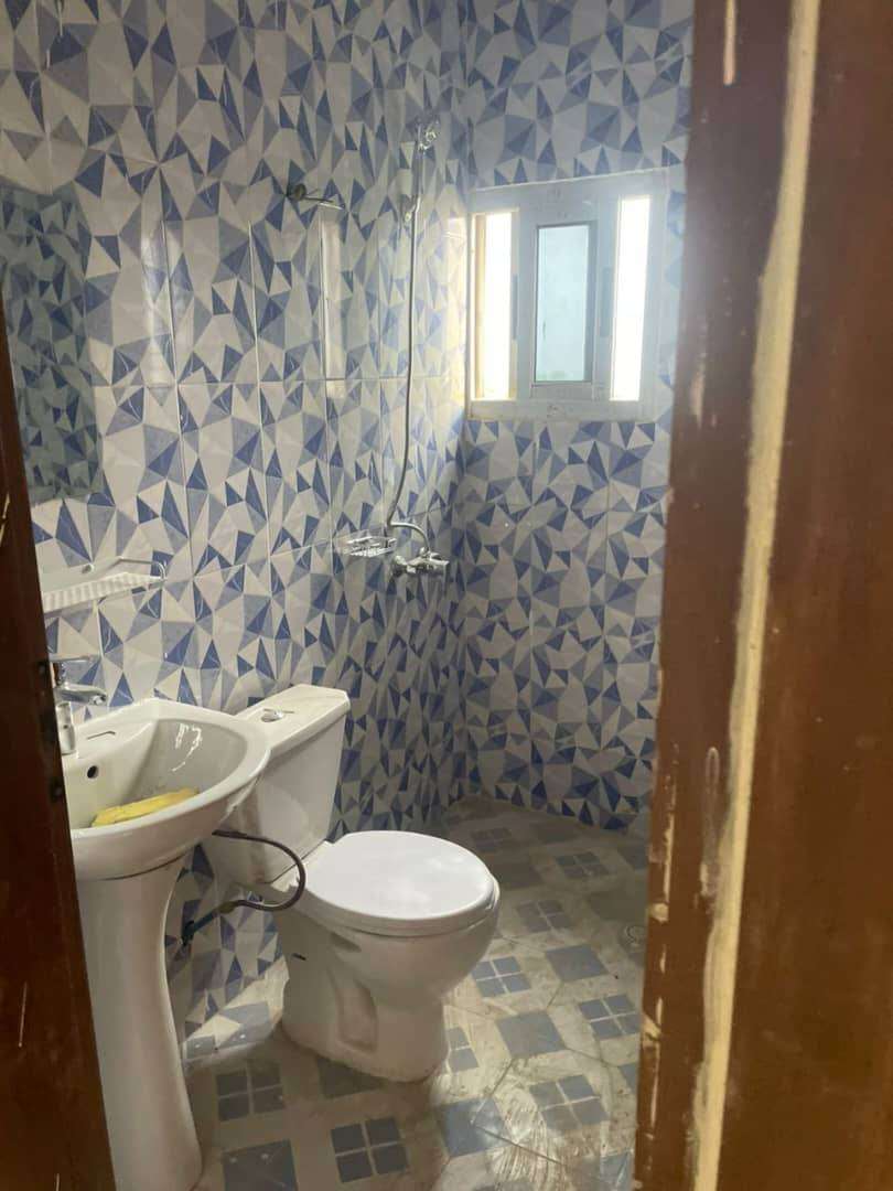 Salle de bain carrelée après aménagement intérieur
